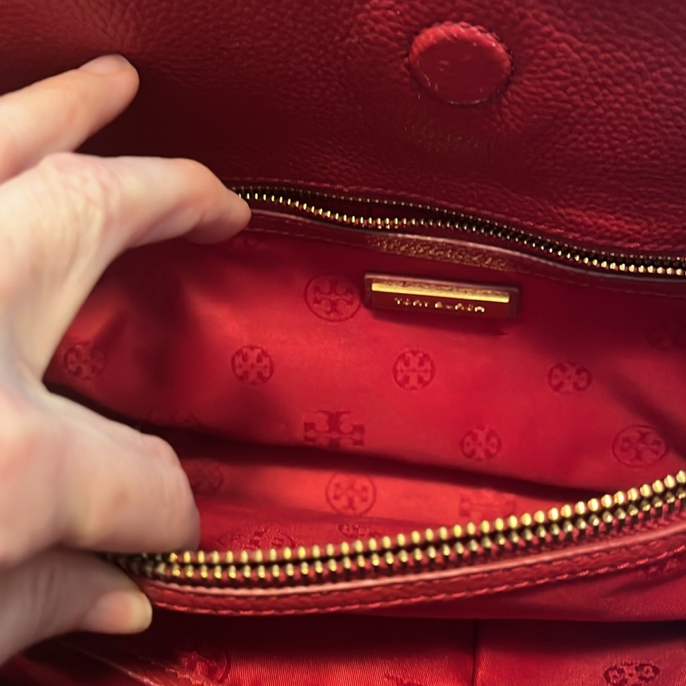 Tory Burch Tote. Good preowned condition. 14” by 19” - Picture 3 of 6